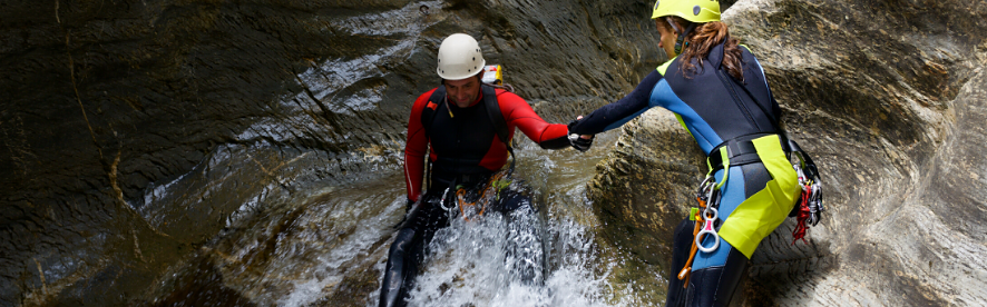 Journée complète de canyoning : parcours difficle de descentes en rappel de cascades, de sauts, de nage et de toboggans