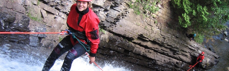 Initiation au canyoning : parcours facile de descentes de cascades d'eau à la Chute Cimon, aux Éboulements. 