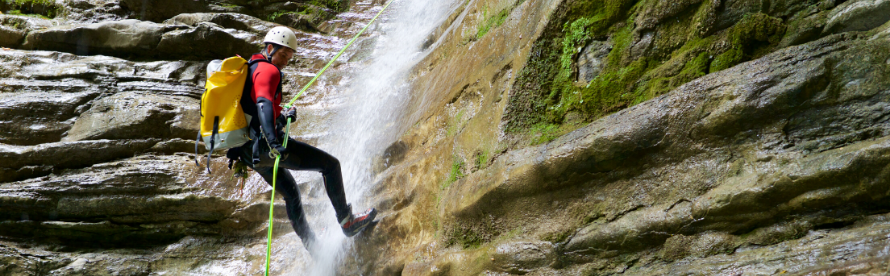 Excursion avancée en canyoning : descentes de chutes sauvages à l’aide de cordes à Petite-Rivière-Saint-François
